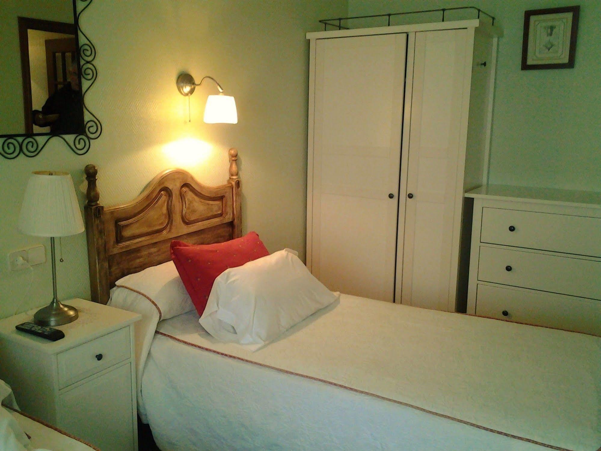 Hostal Martin - Sanabria Ribadelago ภายนอก รูปภาพ