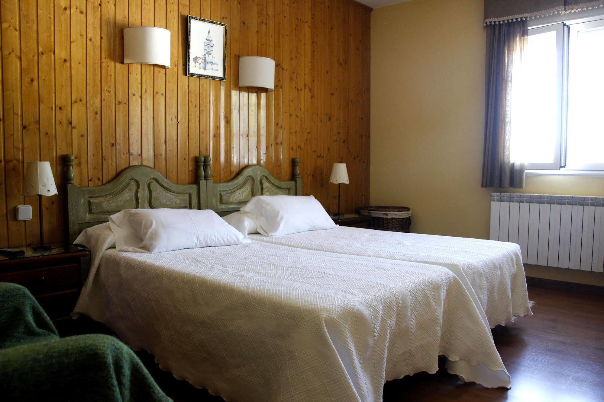 Hostal Martin - Sanabria Ribadelago ภายนอก รูปภาพ